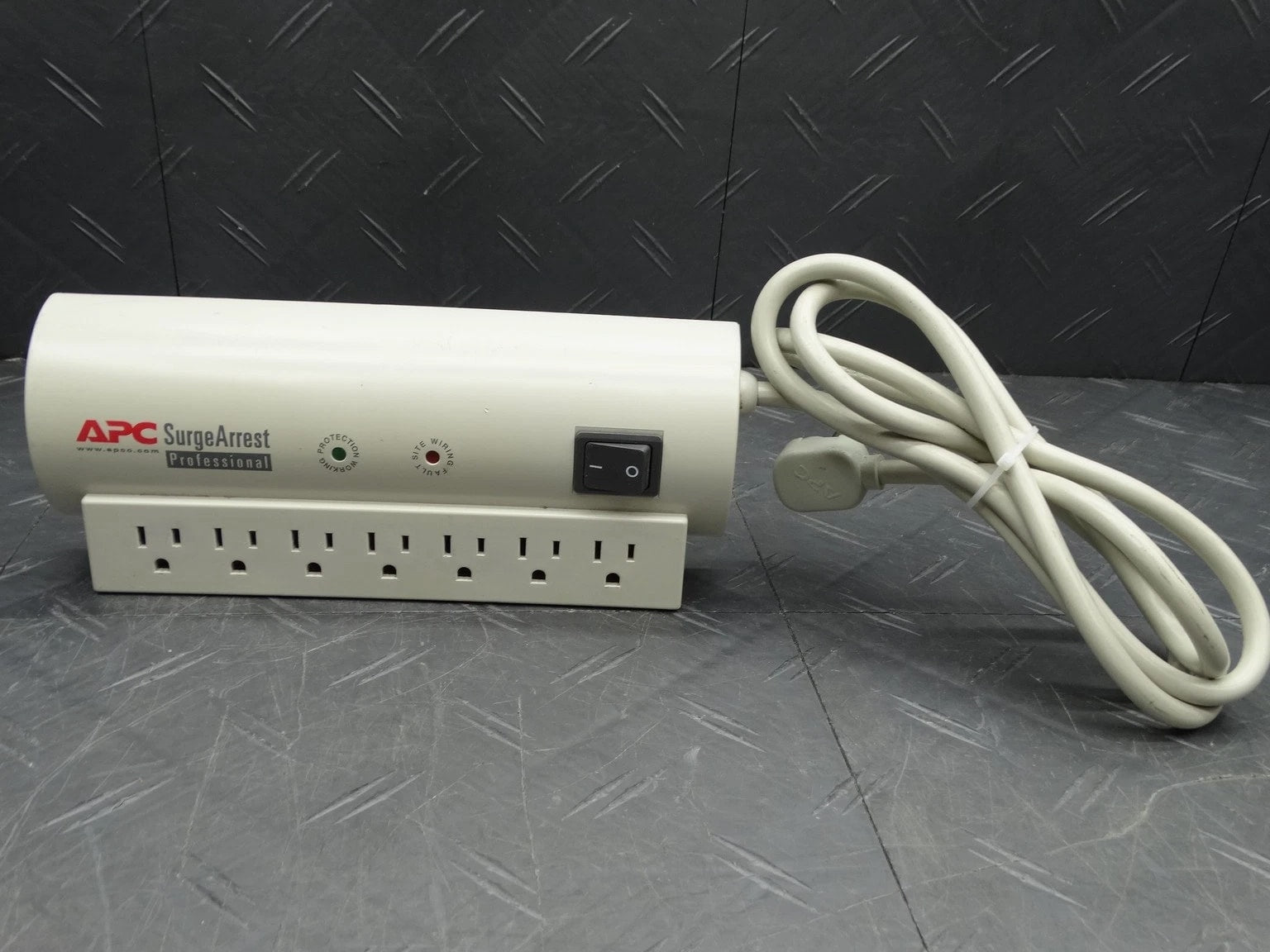 APC SurgeArrest Professional 7-Outlet 120V Surge Protector PRO7T