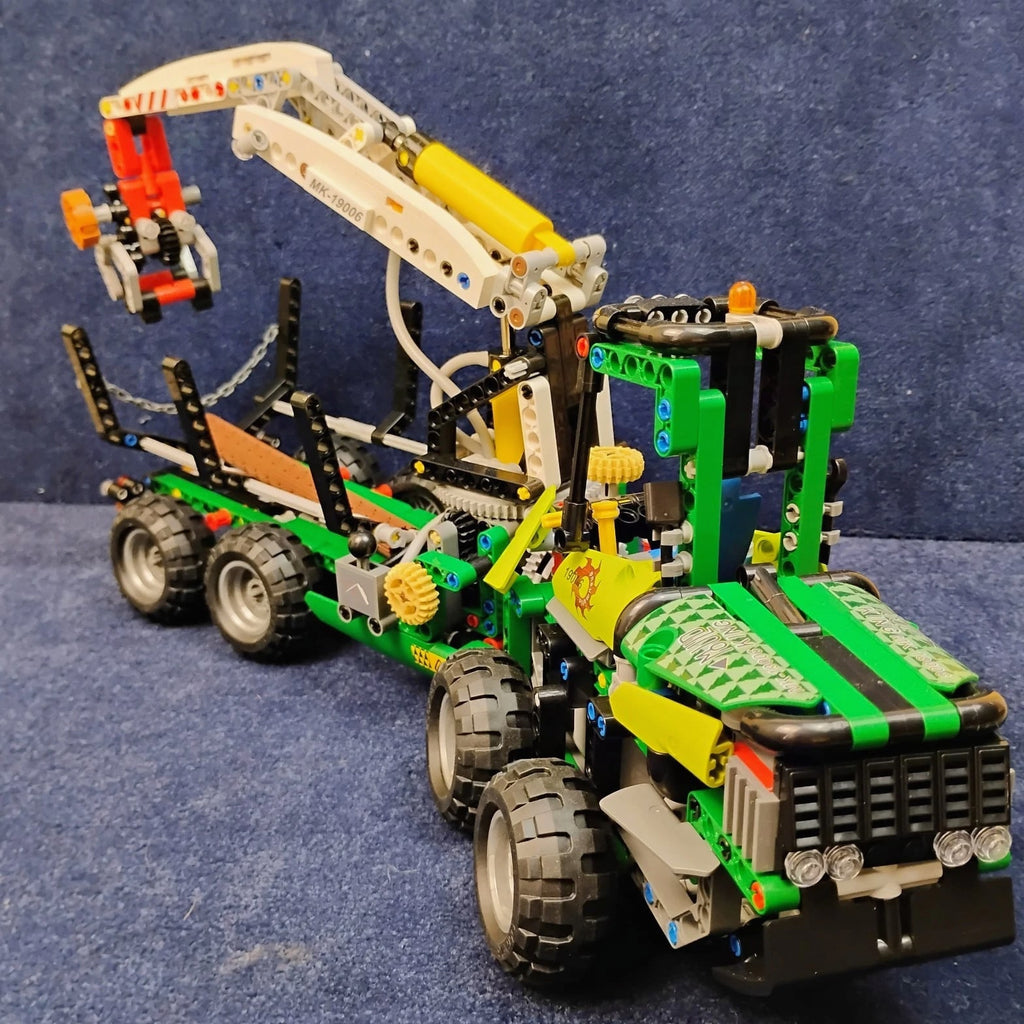 Mould King 19006 Logging Truck Crane Pneumatic Forestry Equipment With Engine New