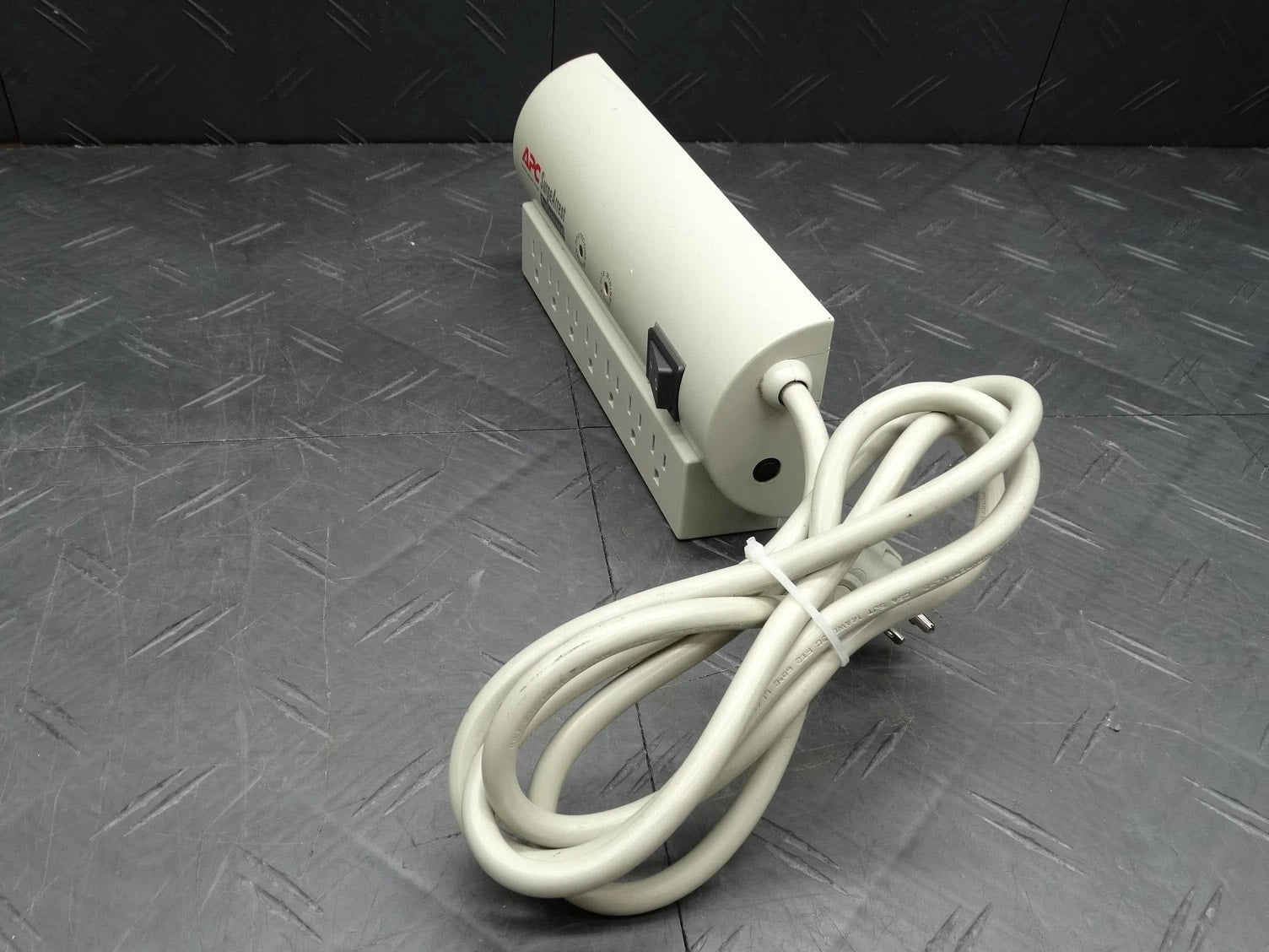 APC SurgeArrest Professional 7-Outlet 120V Surge Protector PRO7T