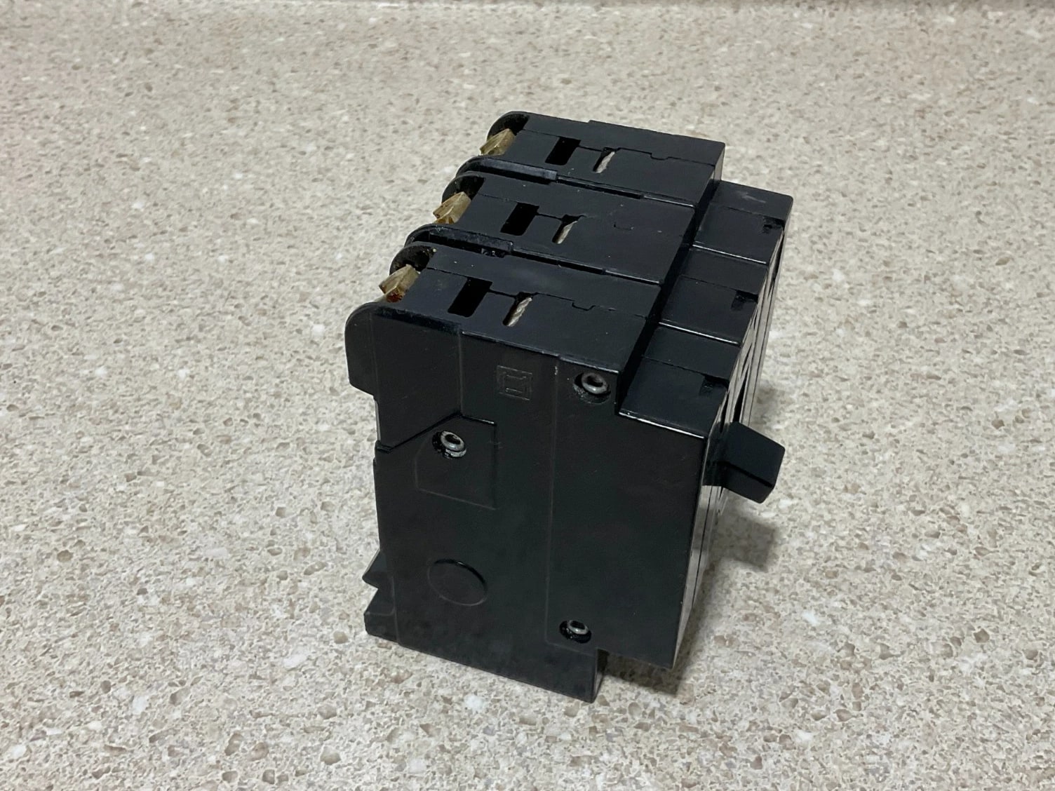 Und. Lab Inc EH34020