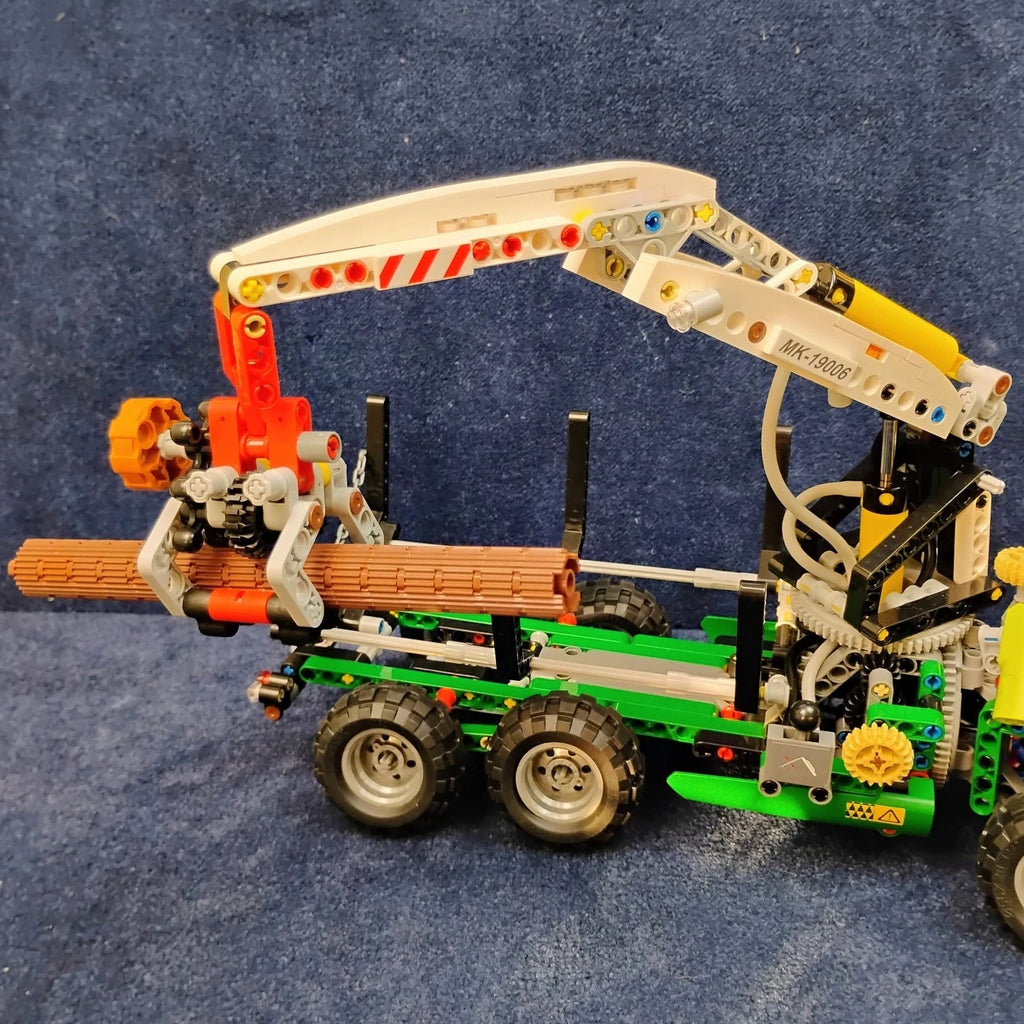 Mould King 19006 Logging Truck Crane Pneumatic Forestry Equipment With Engine New