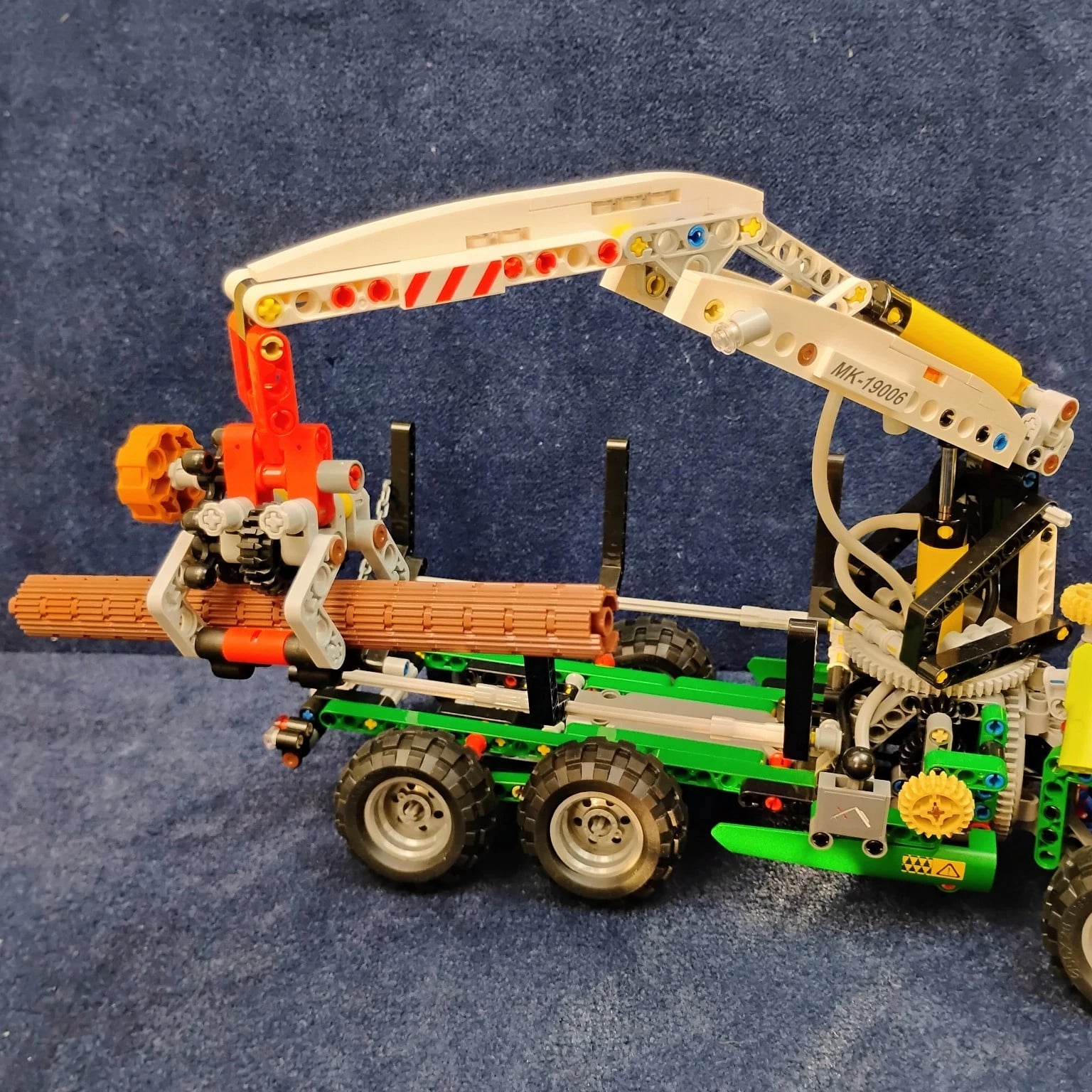 Mould King 19006 Logging Truck Crane Pneumatic Forestry Equipment With Engine New