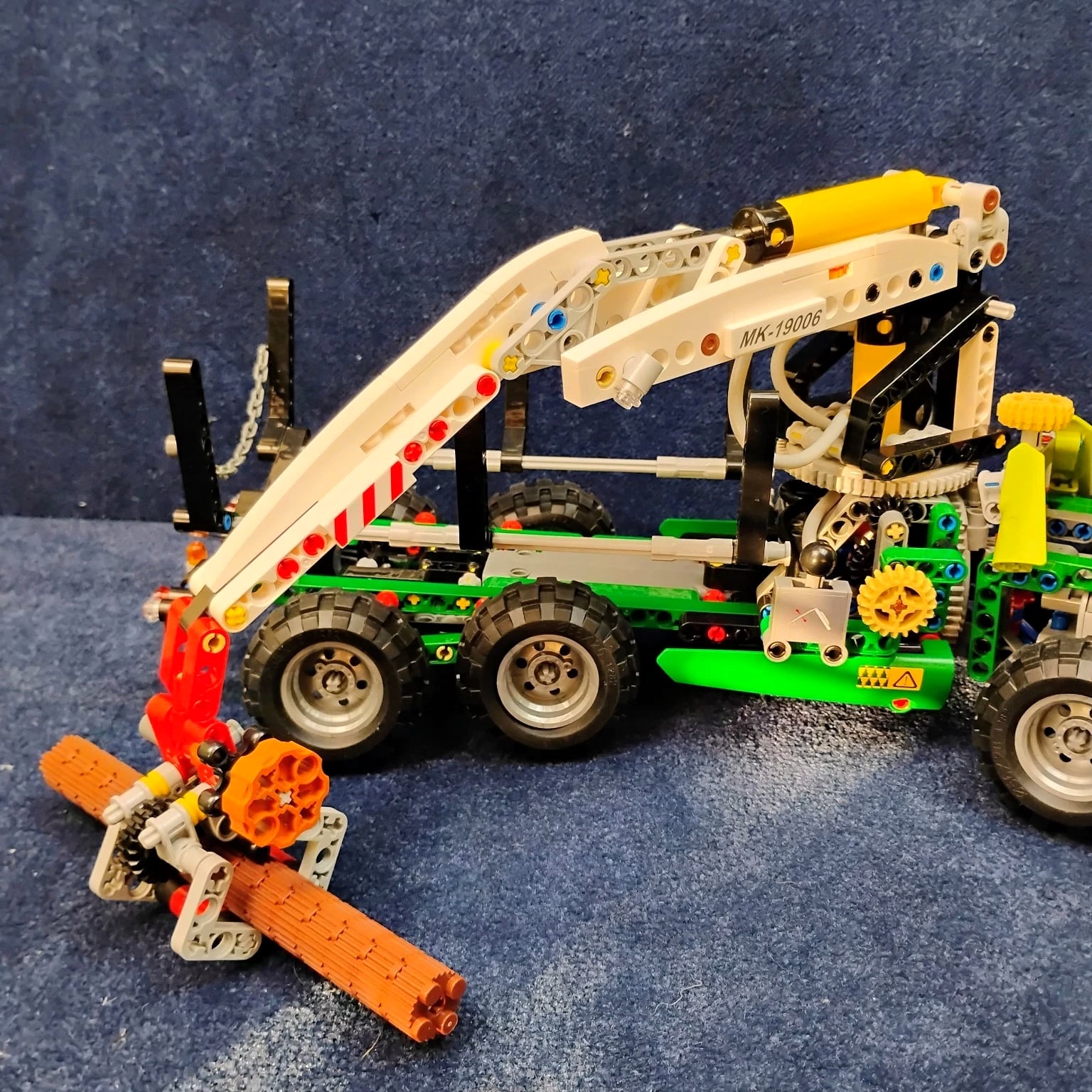 Mould King 19006 Logging Truck Crane Pneumatic Forestry Equipment With Engine New