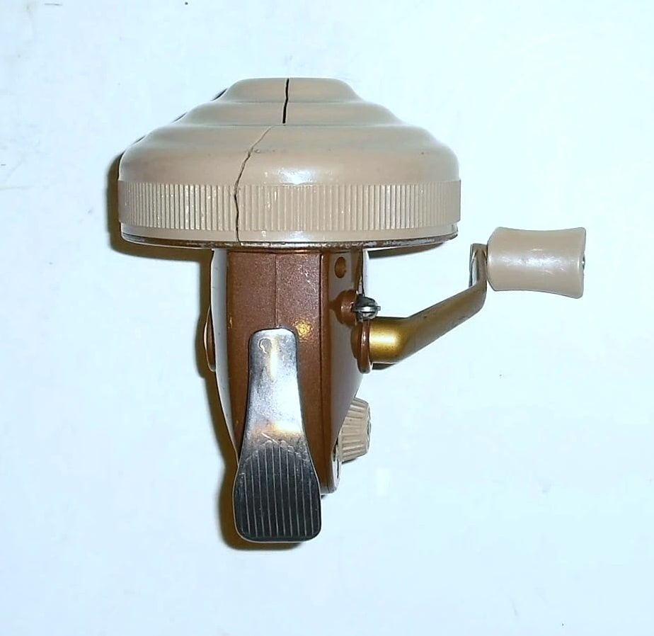 Vintage Eagle Claw EG-88-B Spincast Fishing Reel