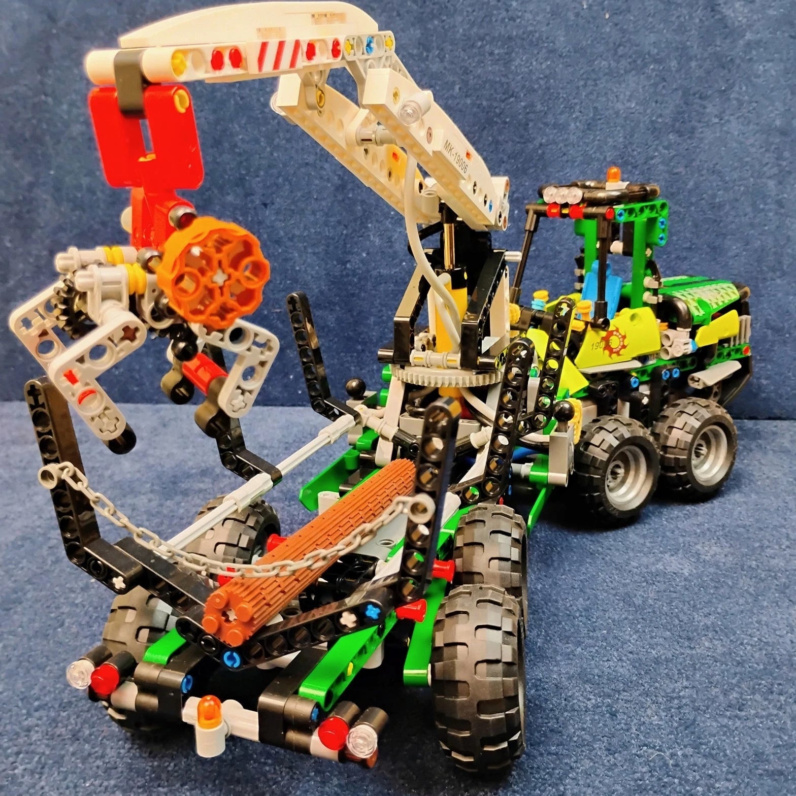 Mould King 19006 Logging Truck Crane Pneumatic Forestry Equipment With Engine New