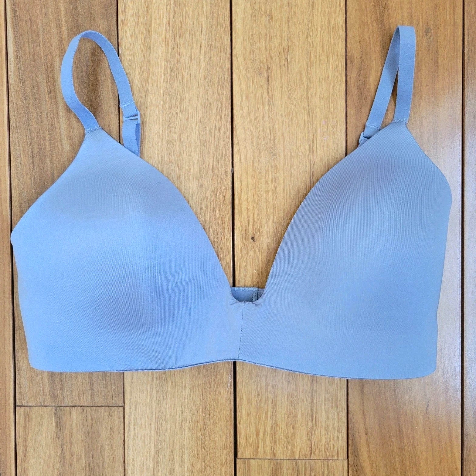 SKIMS Wireless Form T-Shirt Bra Size 32D in Blue